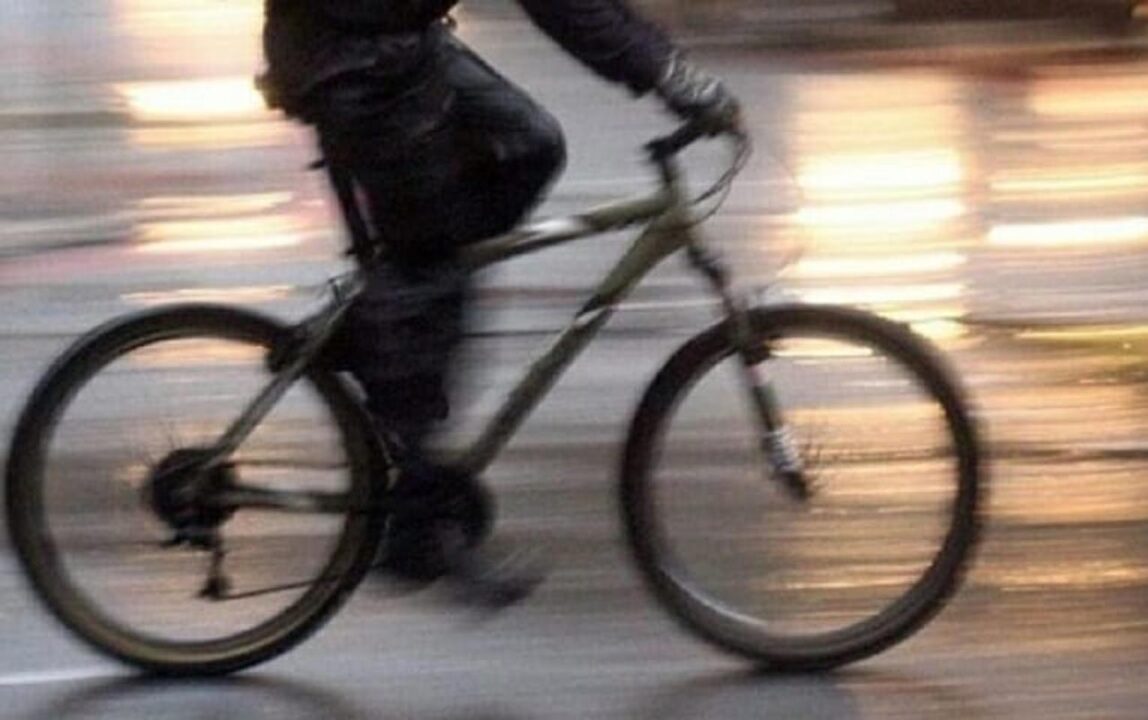 Uomo 65enne cade dalla bici e muore