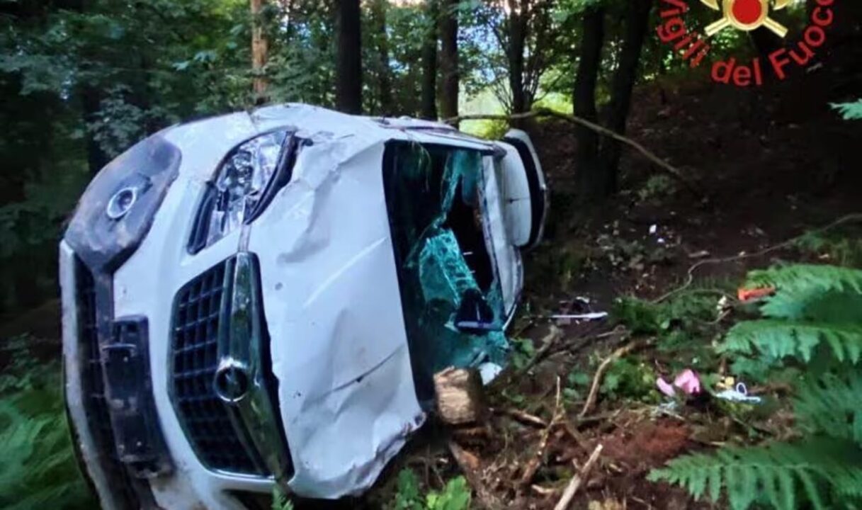 Auto in una scarpata: quattro feriti, 26 e 28enne gravi