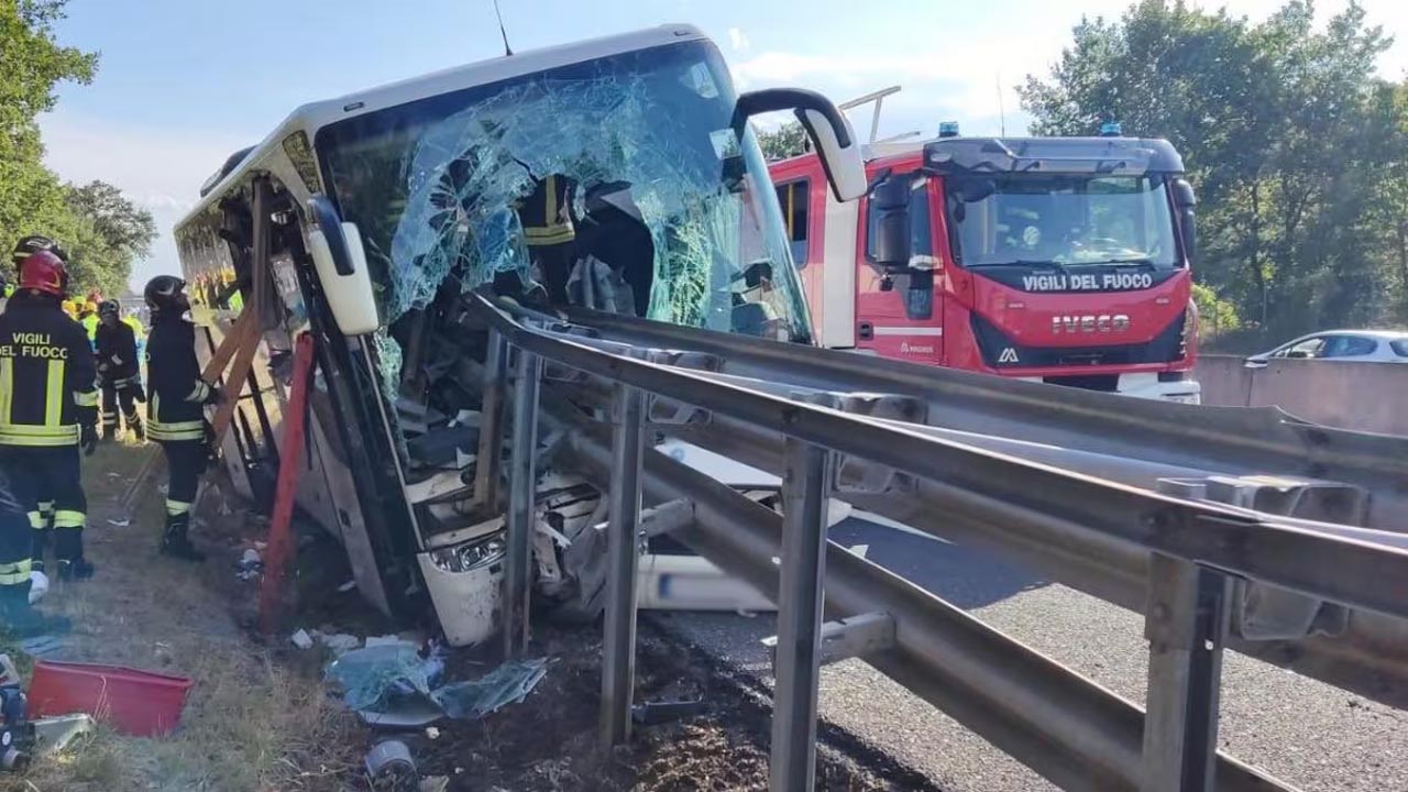 Autostrada A1: pullman si incastra nel guardrail: 1 morto e 15 feriti