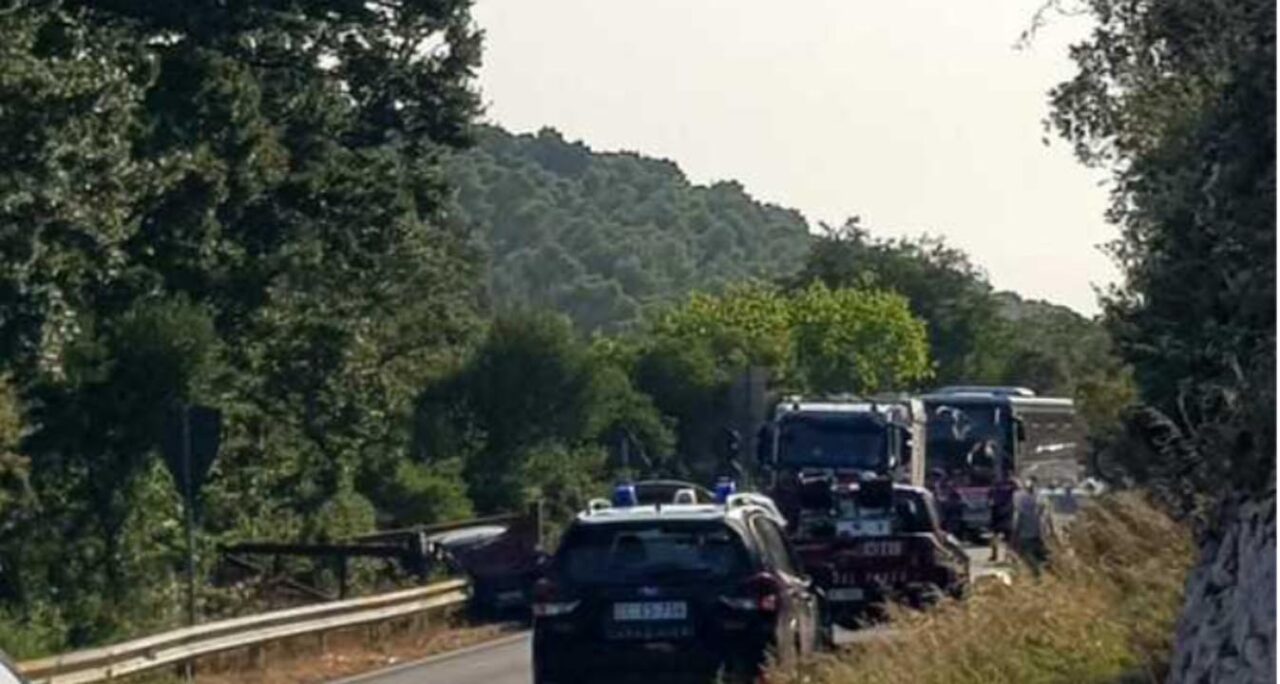 Cisternino, incidente stradale: scontro frontale fra auto, 1 morto