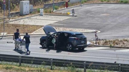 Due giovani ciclisti investiti e uccisi da un'auto