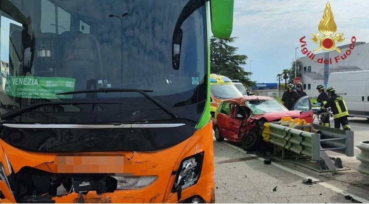 Pullman Flixbus si schianta contro un’auto: un morto