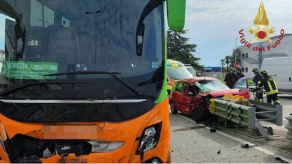 Pullman Flixbus si schianta contro un'auto: un morto