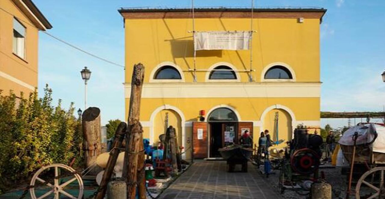 Guida turistica di 27 anni si toglie la vita nel Museo della Navigazione Fluviale