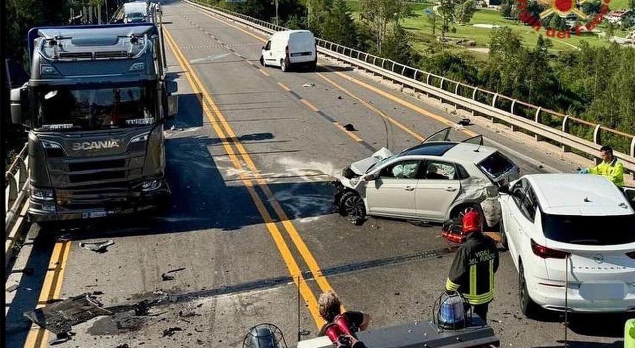 Incidente stradale fra camion e tre auto: un morto, ferito anche il nipotino della vittima