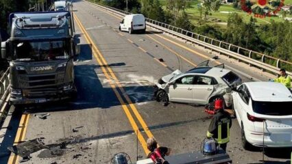 Incidente stradale fra camion e tre auto: un morto, ferito anche il nipotino della vittima