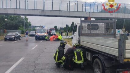 Muore 58enne: si schianta con l'autocarro contro un pilastro