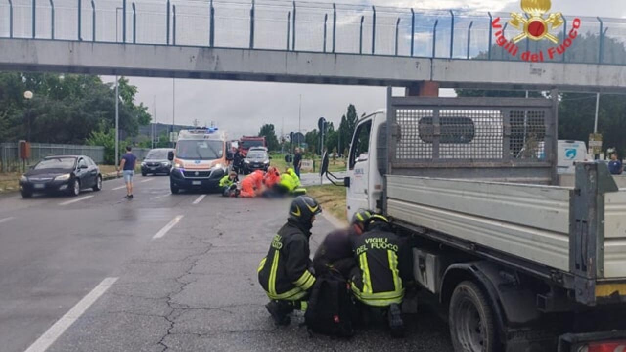 Muore 58enne: si schianta con l’autocarro contro un pilastro