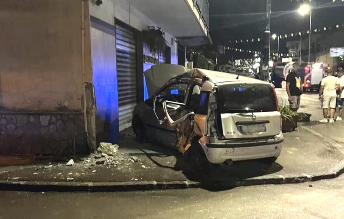 Schianto frontale fra due auto: muore giovane 20enne