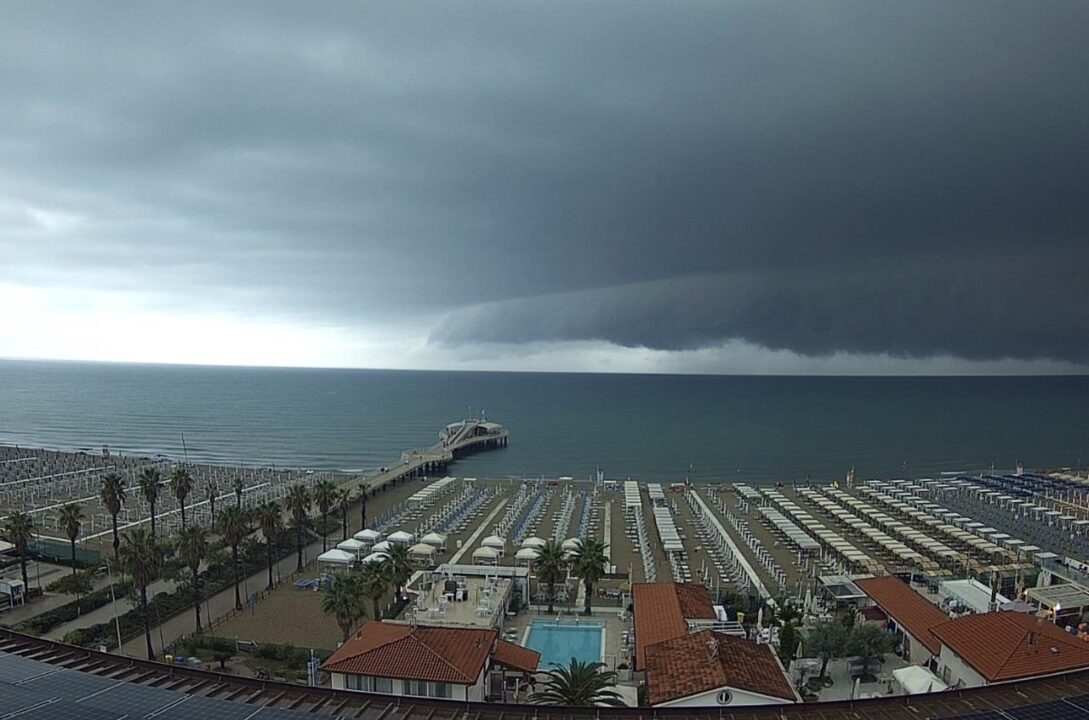 Bomba d’acqua sulla Liguria, tromba d’aria e migliaia di fulmini sulla Toscana