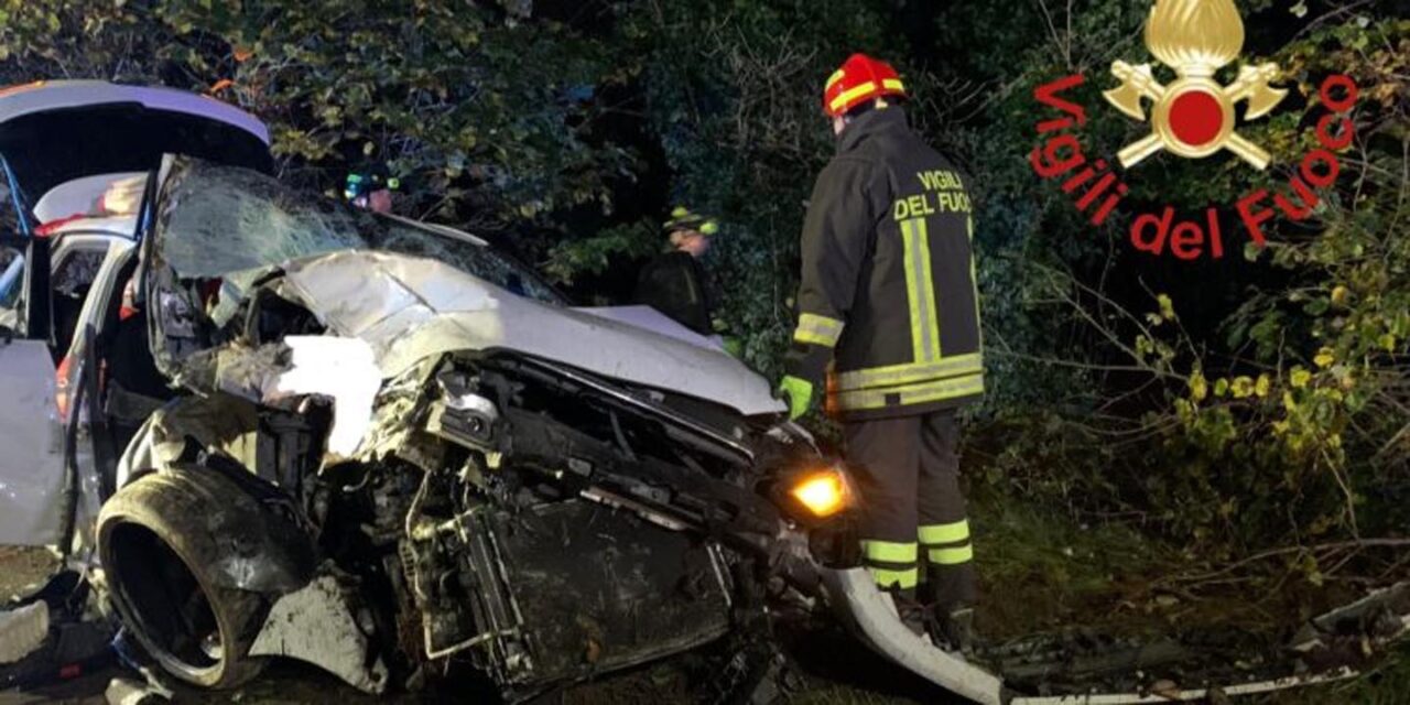 Carugo: auto fuoristrada, 5 ragazzi a bordo. Uno è morto