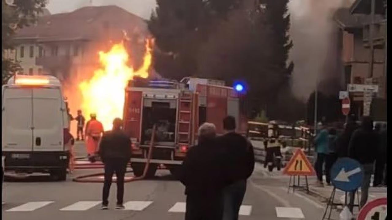 Crolla palazzina di tre piani: probabile fuga di gas. Un disperso