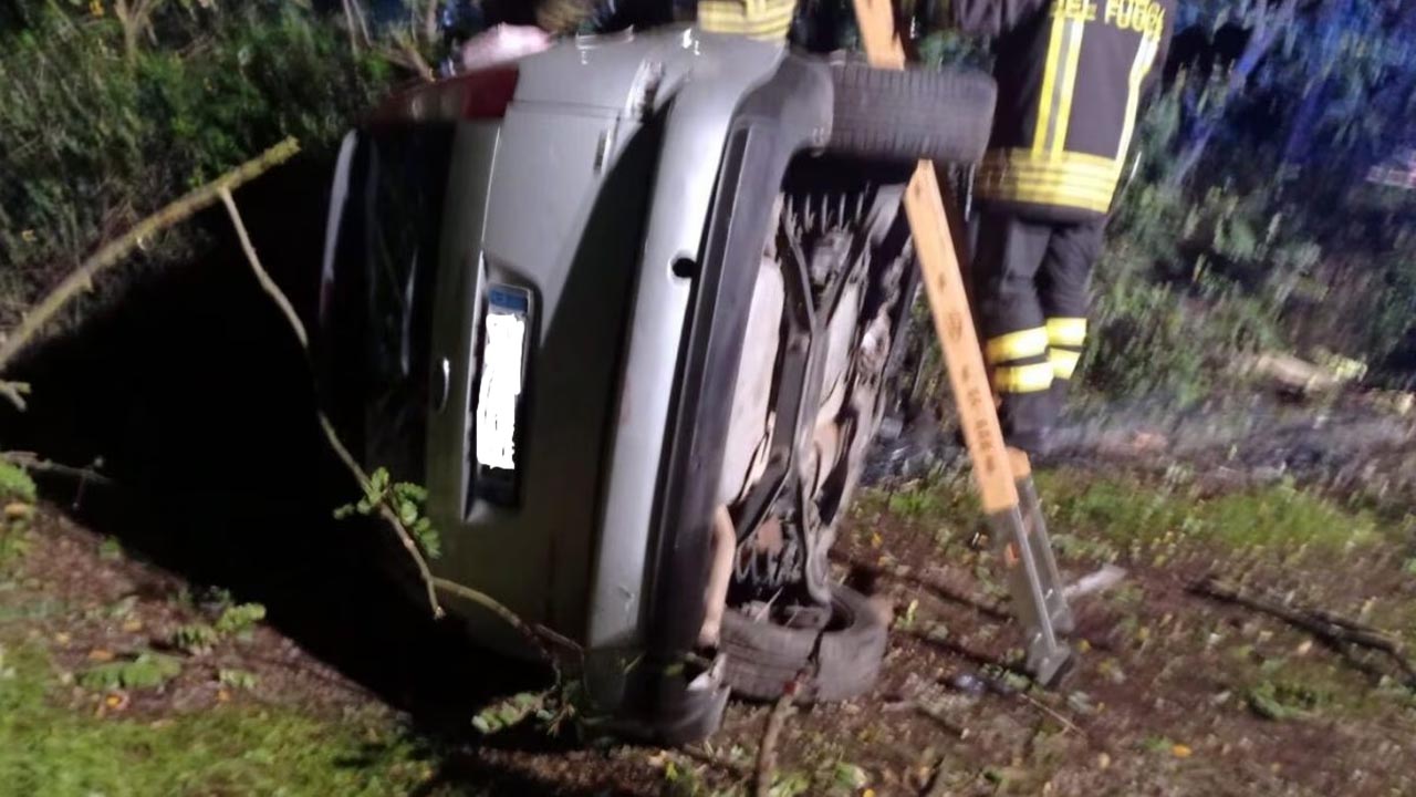 Frosinone: auto si ribalta, 1 morto e tre feriti in condizioni gravissime