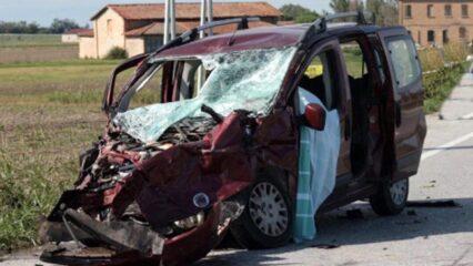 Frontale fra due auto: un morto e due feriti in codice rosso