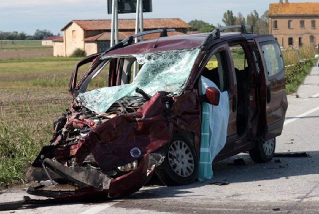 Frontale fra due auto: un morto e due feriti in codice rosso