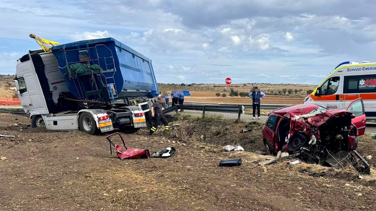 Laterza: donna 46enne muore nello scontro fra tir e auto