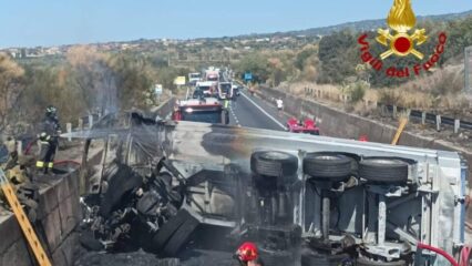 Paternò, violento scontro tra auto e tir: due morti