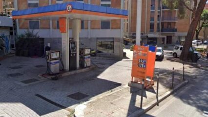 Perugia: si ferma a fare benzina, l'auto si muove la schiaccia e la uccide