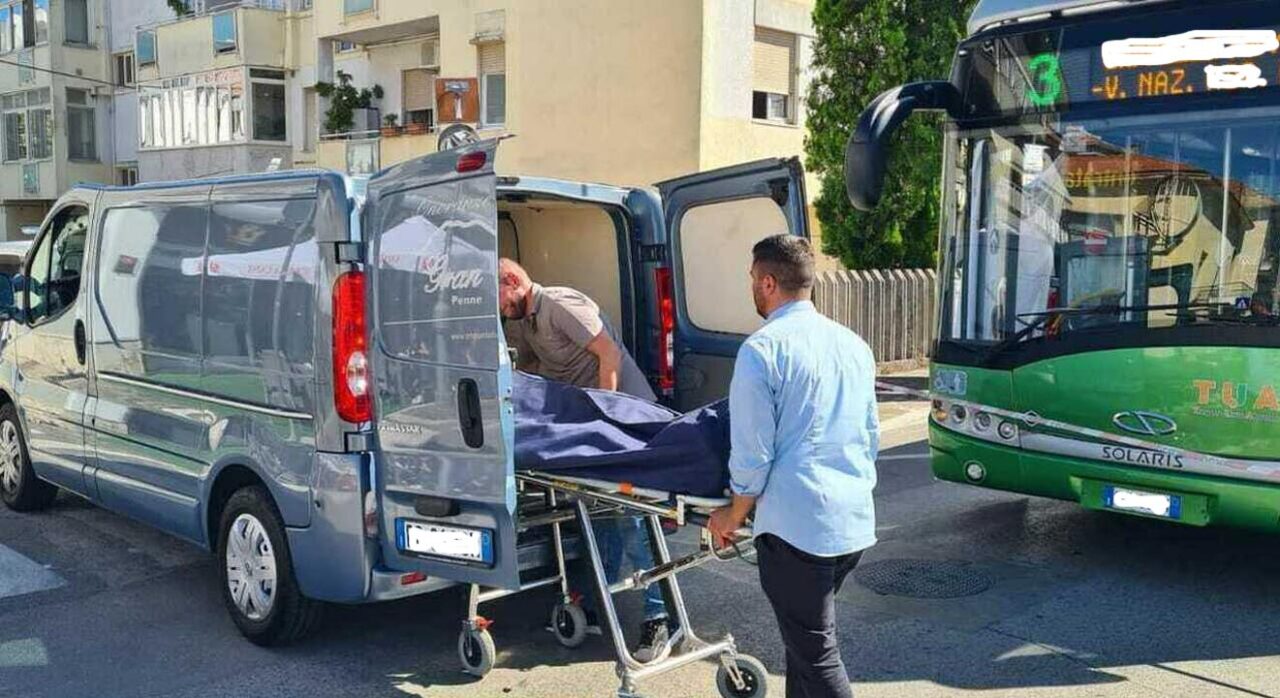 Uomo muore in autobus dopo una frenata