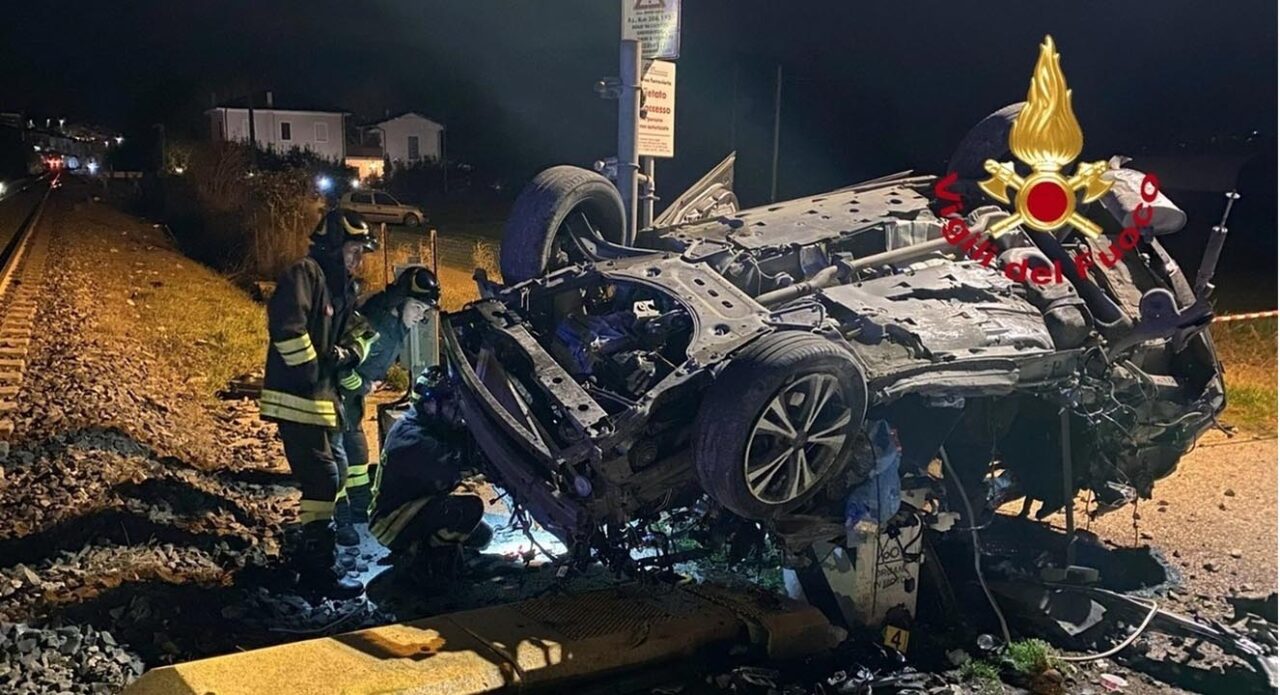 La circolazione ferroviaria è stata bloccata in serata a Villa di Tirano a causa di un'auto investita da un treno sui binari. Fortunatamente, non si sono registrati feriti, ma i viaggiatori hanno subito notevoli disagi. Le persone a bordo dell'auto sono riuscite a abbandonare il veicolo prima dell'incidente. Al momento, i carabinieri di Tirano e i Vigili del fuoco stanno indagando sulle cause dell'accaduto. Cosa è successo a Villa di Tirano? L'incidente che ha fermato i treni! A Villa di Tirano, in Valtellina, si è verificato un incidente che ha causato la sospensione della circolazione ferroviaria. Un'auto è stata investita da un treno mentre attraversava un passaggio a livello nel territorio comunale. Fortunatamente, non si sono registrati feriti, ma i viaggiatori hanno subito forti disagi a causa dell'interruzione del servizio. Le due persone a bordo del veicolo sono riuscite ad abbandonarlo prima dell'impatto con il treno. Attualmente, i carabinieri di Tirano, in collaborazione con i Vigili del fuoco, stanno indagando sulle cause dell'incidente. Nel frattempo, la società Trenord ha organizzato bus sostitutivi per coprire il tratto di linea tra Tirano e la stazione di Tresenda-Aprica, situata nel territorio comunale di Teglio. Quali sono le conseguenze per i viaggiatori? Disagi e soluzioni temporanee Le conseguenze per i viaggiatori a seguito dell'incidente sono state molto problematiche. La circolazione ferroviaria è stata bloccata, causando forti disagi e ritardi nei loro spostamenti. Tuttavia, per cercare di limitare i disagi, la società Trenord ha organizzato bus sostitutivi nel tratto di linea fra Tirano e la stazione di Tresenda-Aprica, situata in territorio comunale di Teglio. Questa soluzione temporanea ha permesso ai passeggeri di continuare il loro viaggio utilizzando un mezzo alternativo. Nonostante ciò, i disagi sono stati notevoli e si è reso necessario un impegno considerevole per ripristinare completamente la circolazione ferroviaria. Chi indaga sulle cause? Il ruolo dei carabinieri e dei vigili del fuoco Sulle cause dell'incidente avvenuto a Villa di Tirano, sono attualmente in corso le indagini da parte dei carabinieri di Tirano, coadiuvati dai Vigili del fuoco. Entrambi i corpi di polizia sono intervenuti sul luogo dell'incidente per raccogliere prove e informazioni utili a comprendere le dinamiche dell'accaduto. La loro presenza è fondamentale per stabilire eventuali responsabilità e valutare se siano state rispettate tutte le norme di sicurezza in vigore. Le indagini si concentreranno sulla ricostruzione degli eventi precedenti all'impatto tra l'auto e il treno, al fine di individuare eventuali errori umani o problemi tecnici che potrebbero aver contribuito all'incidente. L'incidente a Villa di Tirano ha causato notevoli disagi alla circolazione ferroviaria, ma fortunatamente non ci sono stati feriti. Le indagini delle autorità competenti sono in corso per determinare le cause dell'incidente. Nel frattempo, i viaggiatori dovranno fare affidamento sui bus sostitutivi organizzati dalla società Trenord. Questo evento solleva importanti questioni sulla sicurezza dei passaggi a livello e sull'efficacia delle misure preventive.