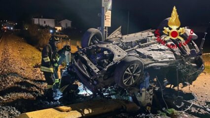 La circolazione ferroviaria è stata bloccata in serata a Villa di Tirano a causa di un'auto investita da un treno sui binari. Fortunatamente, non si sono registrati feriti, ma i viaggiatori hanno subito notevoli disagi. Le persone a bordo dell'auto sono riuscite a abbandonare il veicolo prima dell'incidente. Al momento, i carabinieri di Tirano e i Vigili del fuoco stanno indagando sulle cause dell'accaduto. Cosa è successo a Villa di Tirano? L'incidente che ha fermato i treni! A Villa di Tirano, in Valtellina, si è verificato un incidente che ha causato la sospensione della circolazione ferroviaria. Un'auto è stata investita da un treno mentre attraversava un passaggio a livello nel territorio comunale. Fortunatamente, non si sono registrati feriti, ma i viaggiatori hanno subito forti disagi a causa dell'interruzione del servizio. Le due persone a bordo del veicolo sono riuscite ad abbandonarlo prima dell'impatto con il treno. Attualmente, i carabinieri di Tirano, in collaborazione con i Vigili del fuoco, stanno indagando sulle cause dell'incidente. Nel frattempo, la società Trenord ha organizzato bus sostitutivi per coprire il tratto di linea tra Tirano e la stazione di Tresenda-Aprica, situata nel territorio comunale di Teglio. Quali sono le conseguenze per i viaggiatori? Disagi e soluzioni temporanee Le conseguenze per i viaggiatori a seguito dell'incidente sono state molto problematiche. La circolazione ferroviaria è stata bloccata, causando forti disagi e ritardi nei loro spostamenti. Tuttavia, per cercare di limitare i disagi, la società Trenord ha organizzato bus sostitutivi nel tratto di linea fra Tirano e la stazione di Tresenda-Aprica, situata in territorio comunale di Teglio. Questa soluzione temporanea ha permesso ai passeggeri di continuare il loro viaggio utilizzando un mezzo alternativo. Nonostante ciò, i disagi sono stati notevoli e si è reso necessario un impegno considerevole per ripristinare completamente la circolazione ferroviaria. Chi indaga sulle cause? Il ruolo dei carabinieri e dei vigili del fuoco Sulle cause dell'incidente avvenuto a Villa di Tirano, sono attualmente in corso le indagini da parte dei carabinieri di Tirano, coadiuvati dai Vigili del fuoco. Entrambi i corpi di polizia sono intervenuti sul luogo dell'incidente per raccogliere prove e informazioni utili a comprendere le dinamiche dell'accaduto. La loro presenza è fondamentale per stabilire eventuali responsabilità e valutare se siano state rispettate tutte le norme di sicurezza in vigore. Le indagini si concentreranno sulla ricostruzione degli eventi precedenti all'impatto tra l'auto e il treno, al fine di individuare eventuali errori umani o problemi tecnici che potrebbero aver contribuito all'incidente. L'incidente a Villa di Tirano ha causato notevoli disagi alla circolazione ferroviaria, ma fortunatamente non ci sono stati feriti. Le indagini delle autorità competenti sono in corso per determinare le cause dell'incidente. Nel frattempo, i viaggiatori dovranno fare affidamento sui bus sostitutivi organizzati dalla società Trenord. Questo evento solleva importanti questioni sulla sicurezza dei passaggi a livello e sull'efficacia delle misure preventive.