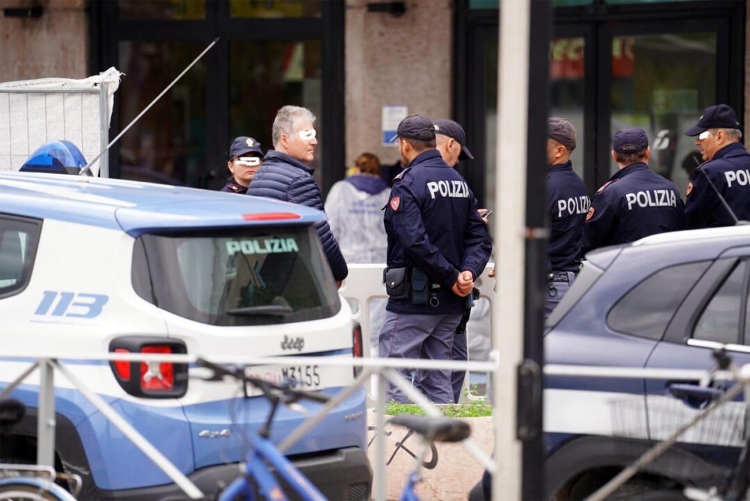 Verona: uomo minaccia poliziotti. Ucciso l'aggressore