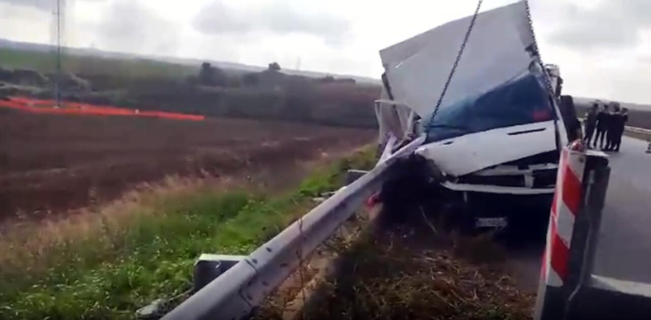 Statale 16: tragico incidente stradale all’alba. Due morti e un ferito grave