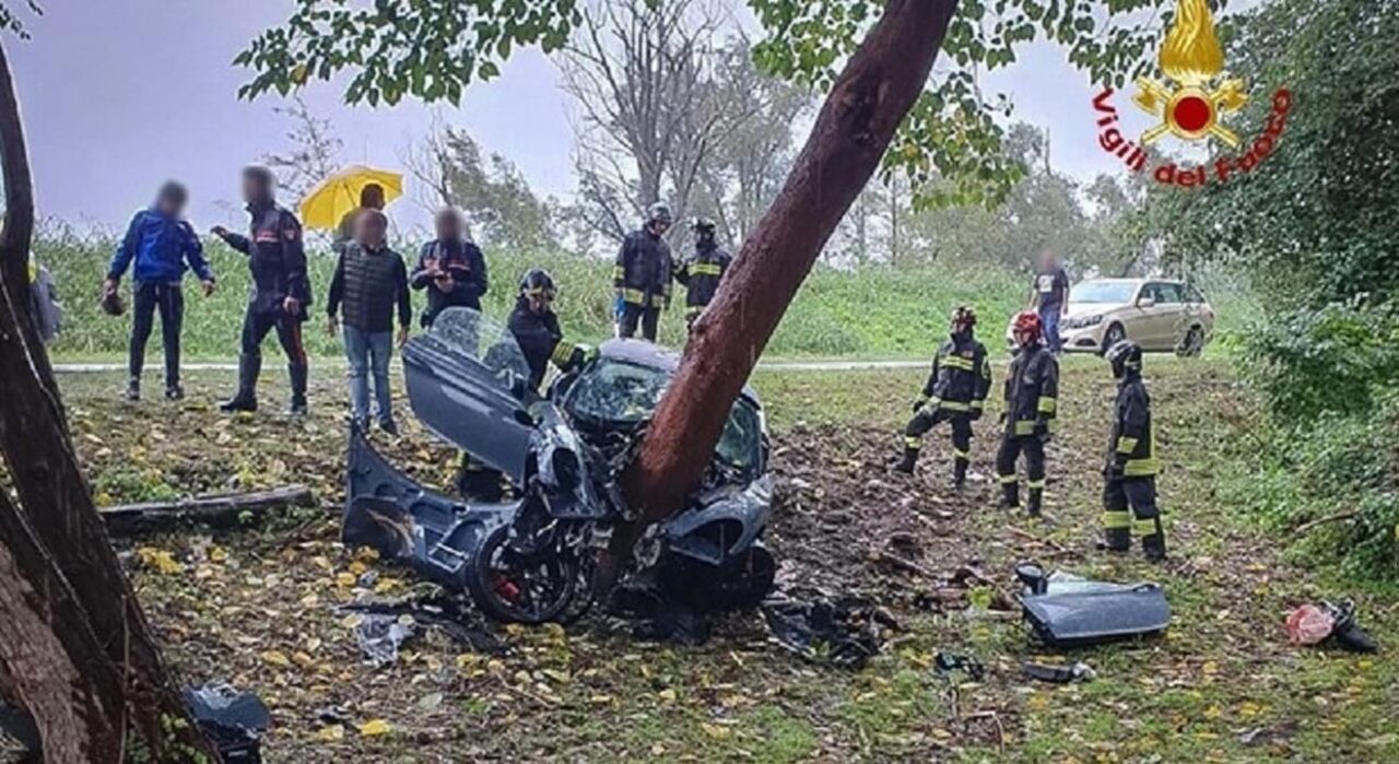 Giovane si schianta con la Porsche contro un albero