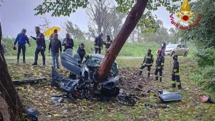 Giovane si schianta con la Porsche contro un albero