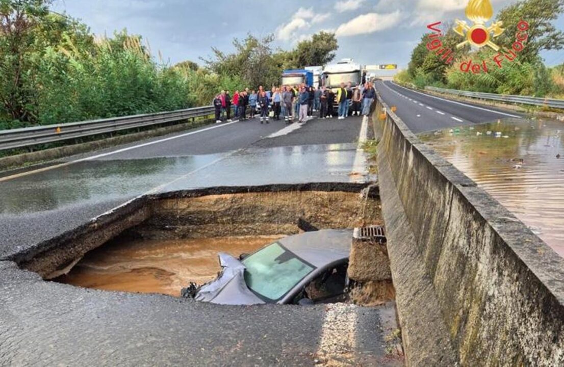 Maltempo in Calabria: auto finisce in una voragine a Lamezia Terme