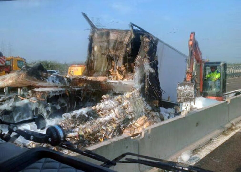 Autostrada: 1 morto nello scontro fra auto e camion