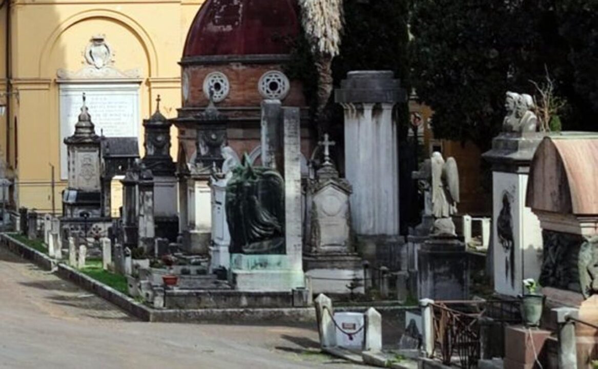 Donna trovata morta nel cimitero del Verano: è mistero