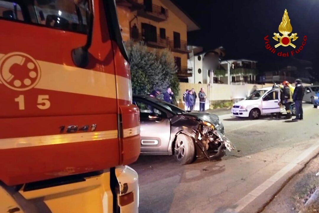 Monteforte Irpino, incidente stradale: donna liberata dalle lamiere dell’auto