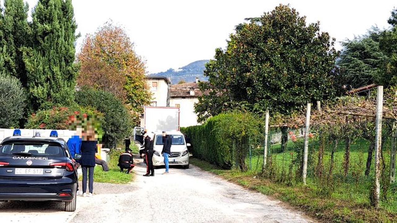 Negrar di Valpolicella: 65enne finisce con lo scooter sotto un camion e muore