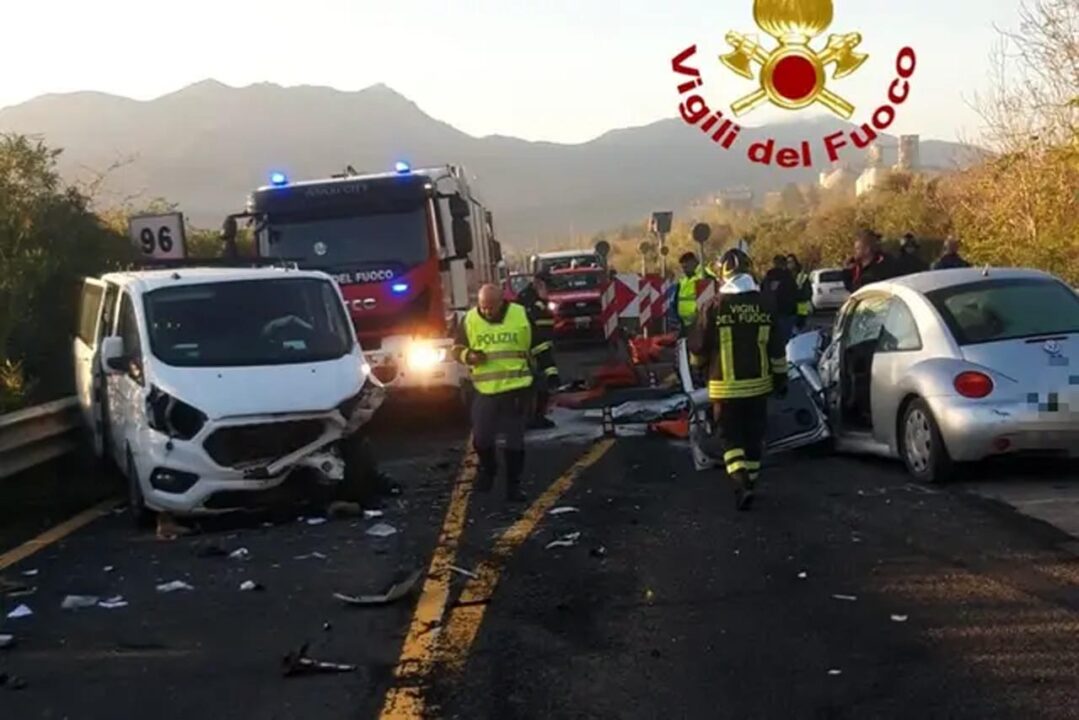 Siniscola: si scontrano due auto e un furgone. 3 feriti gravi