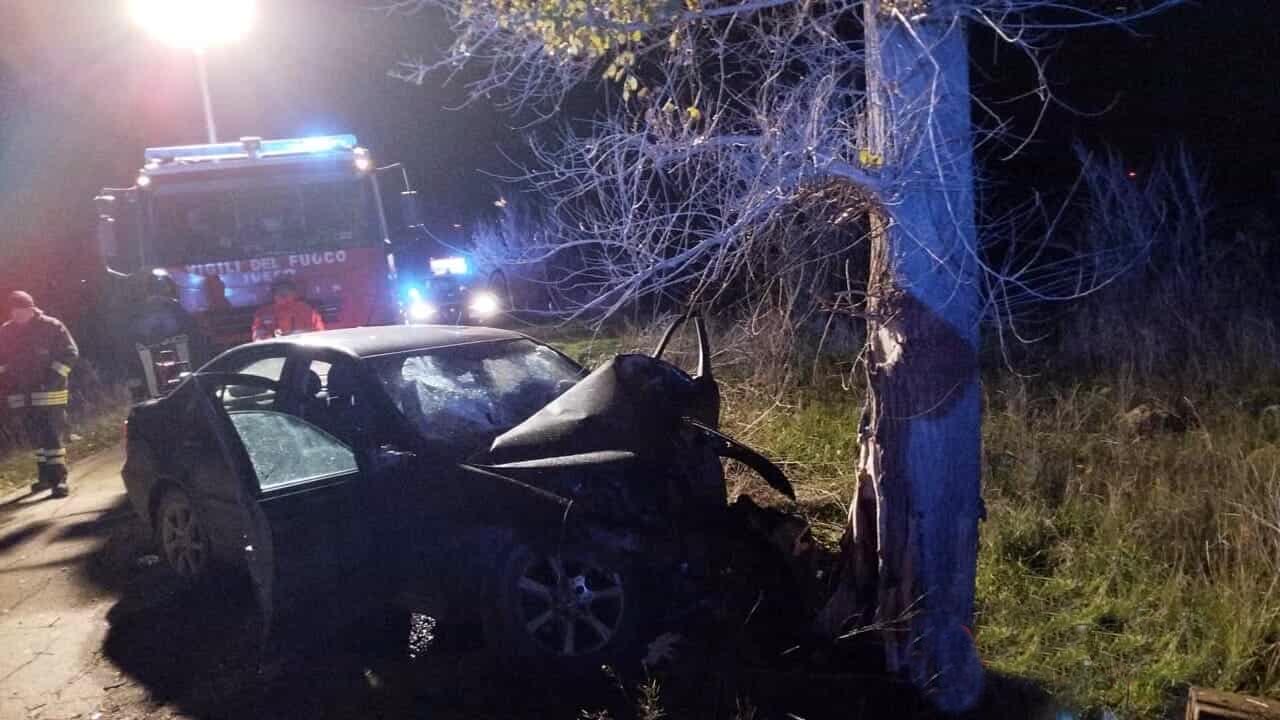 Auto sbanda e finisce contro un albero: due morti