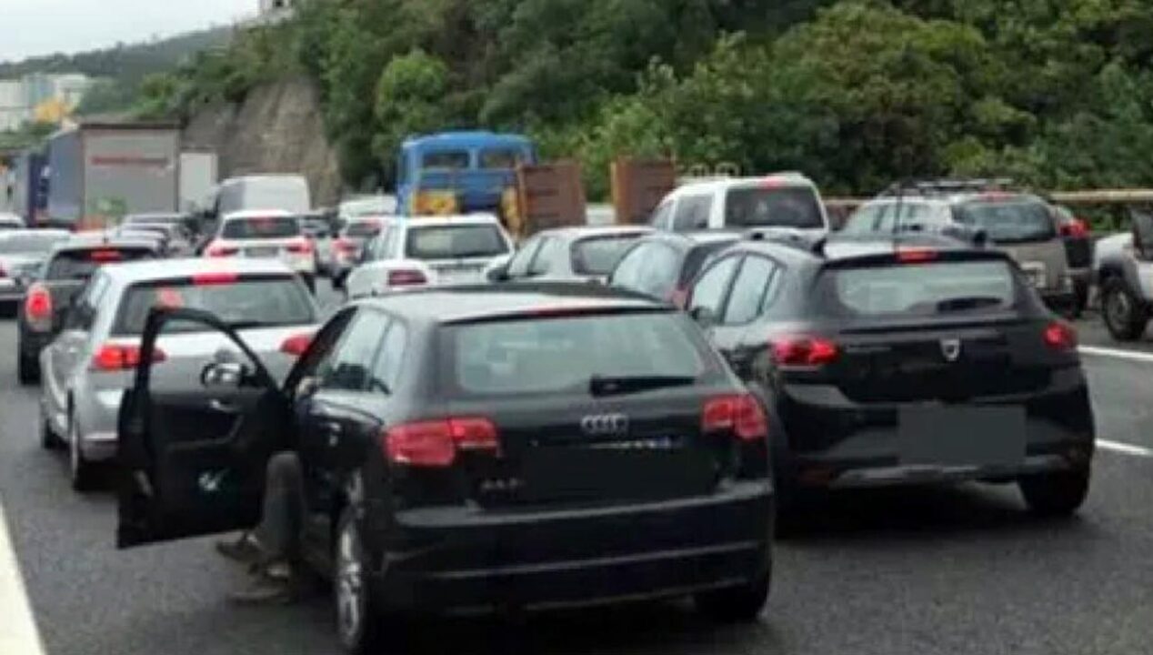 Autostrada A26: si tamponano 8 veicoli, traffico e code