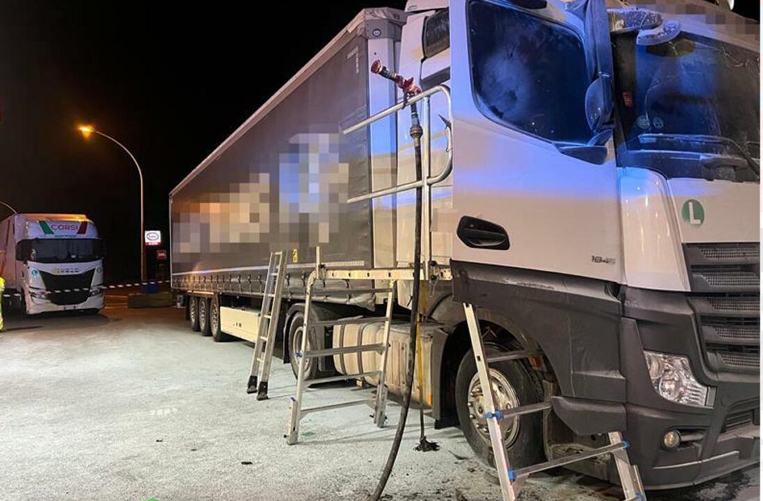 Camionista muore carbonizzato del rogo del suo camion