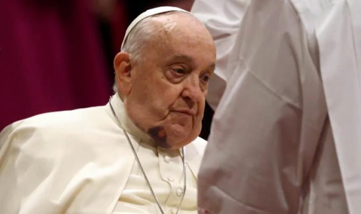 Papa Francesco con un grosso ematoma al mento alla messa dei cardinali