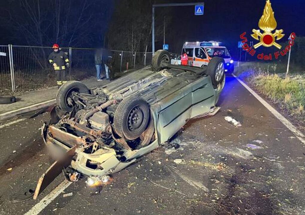 Travedona Monate: 51enne muore nell’auto ribaltata