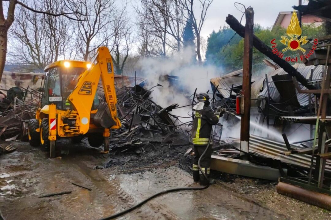 Avellino: in fiamme deposito di materiale edile