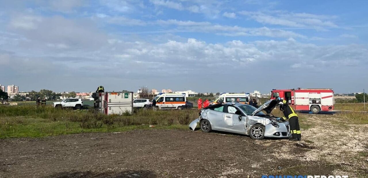 Brindisi, scontro tra auto e tir: si ribalta il camion, un morto