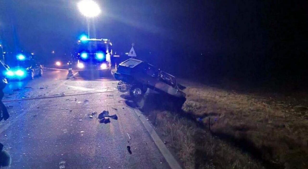 Davide Felloni finisce con la Fiat Panda contro un pullman e muore