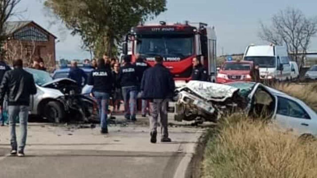 Foggia: 2 morti e tre feriti nel frontale fra due auto