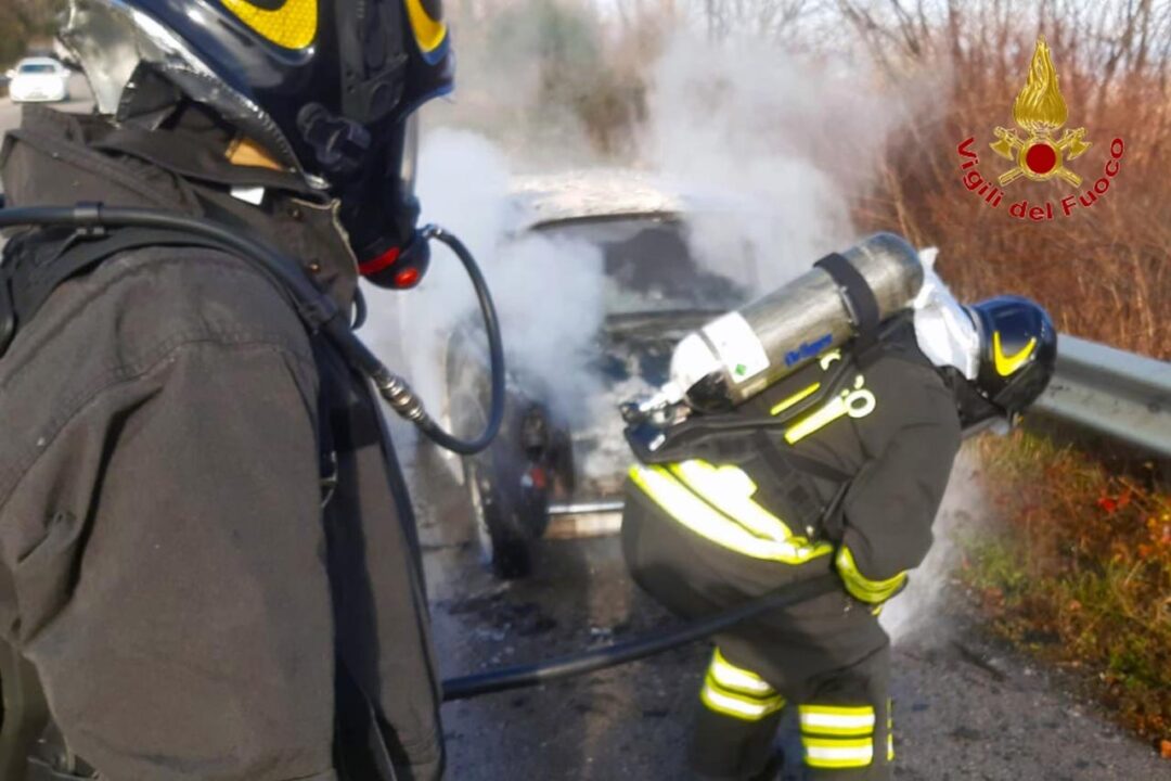 San Mango sul Calore: prende fuoco l’auto, uomo riesce a salvarsi