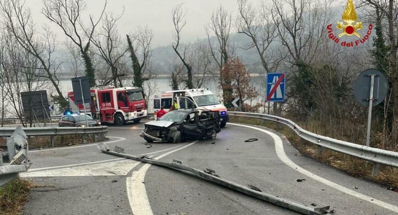 Serrapetrona: auto contro spartitraffico.1 morto e due feriti