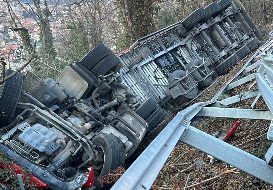 Mandello del Lario: tir si ribalta, muore l’autista