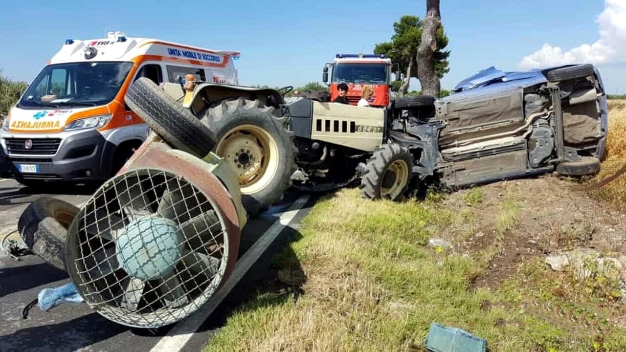 Barletta: finisce con l’auto contro un trattore. Muore Nicla Fiotta