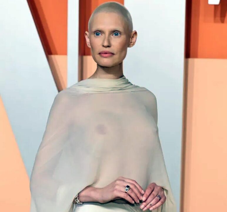 Bianca Balti, dopo Sanremo, in nude look al Vanity Fair Oscar Party