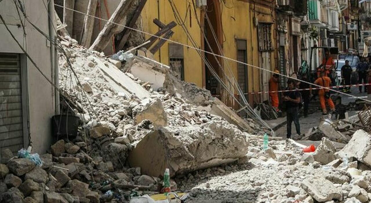 Crolla palazzina, feriti 4 operai travolti dalle macerie